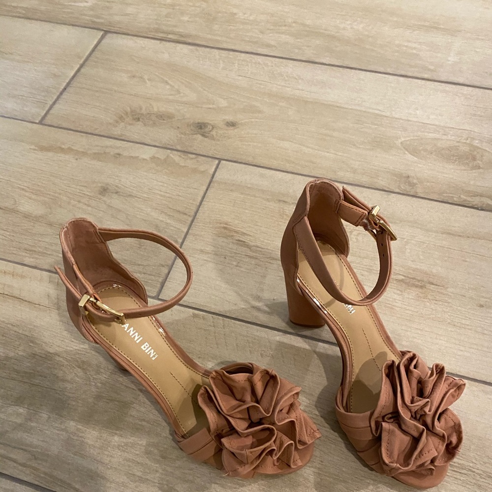 Beautiful pink heels - Picture 2 of 10